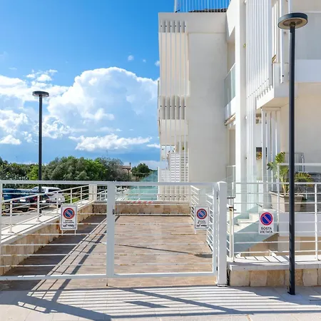 Exclusive Deluxe Up To 6 People & Heated Tub Apartment *