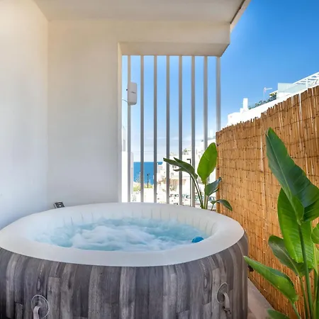 Exclusive Deluxe Up To 6 People & Heated Tub *