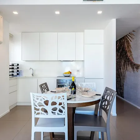 Exclusive Deluxe Up To 6 People & Heated Tub Apartment