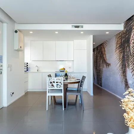 Exclusive Deluxe Up To 6 People & Heated Tub Apartment *