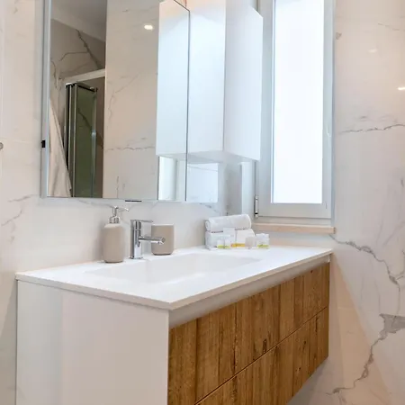 Exclusive Deluxe Up To 6 People & Heated Tub *