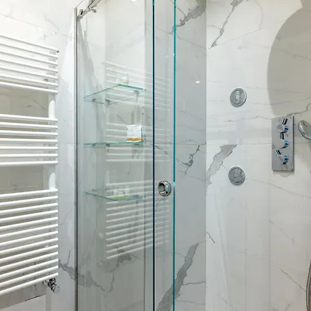 Exclusive Deluxe Up To 6 People & Heated Tub *