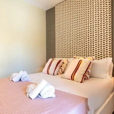 Exclusive Deluxe Up To 6 People & Heated Tub Apartment *