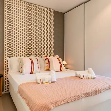Exclusive Deluxe Up To 6 People & Heated Tub Apartment